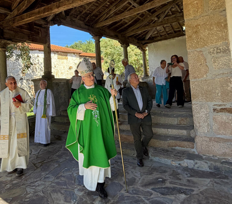 O bispo de Lugo e o alcalde de Monforte inauguran a reforma da igrexa de Santa María de Baamorto