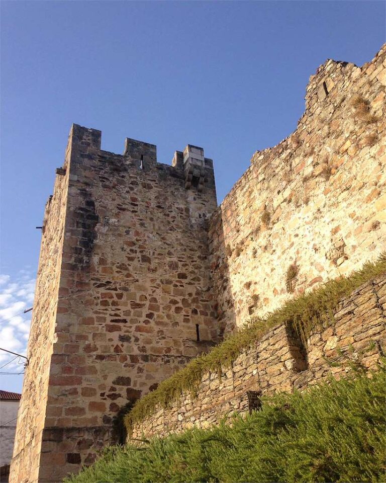 A muralla medieval de Monforte, entre o deterioro e o bloqueo pola propiedade: o BNG pide actuar e a Xunta remite aos titulares
