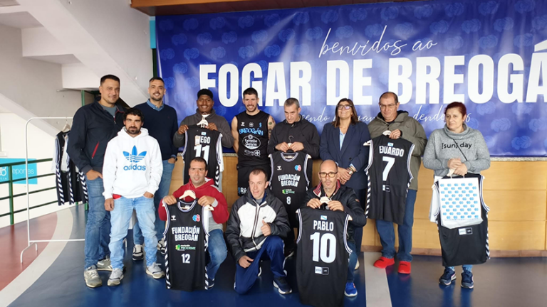 O equipo da Fundación Breogán, con integrantes da Asociación PRODEME de Monforte de Lemos, recibiu as súas novas equipacións