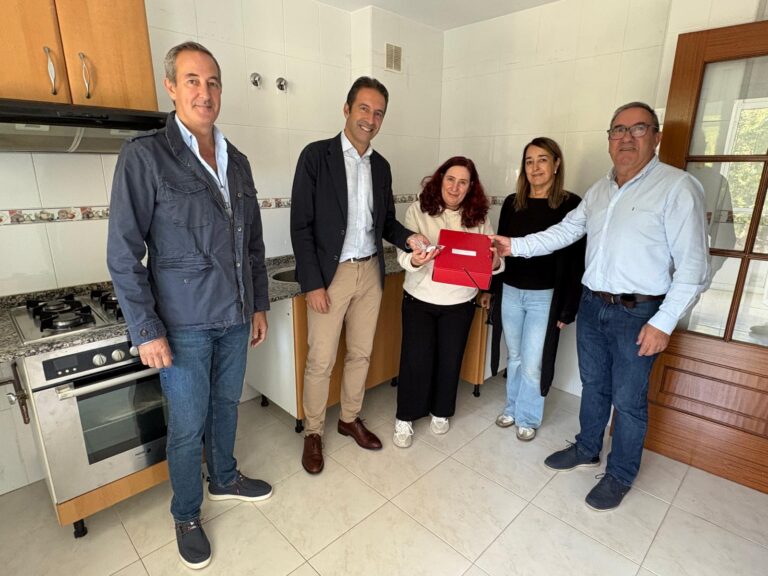 A Xunta entrega en alugueiro unha vivenda de promoción pública en Bóveda